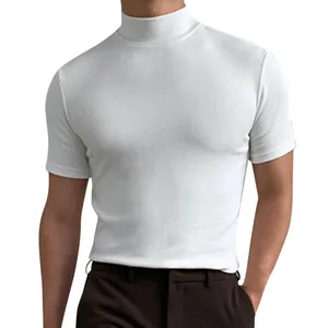 Dettaglio ravvicinato di una t-shirt bianca da uomo a lupetto a maniche corte, slim fit