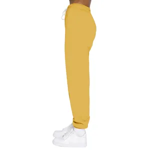 Seitenansicht der senfgelben, mit Fleece gefütterten Jogginghose für Damen, lässig