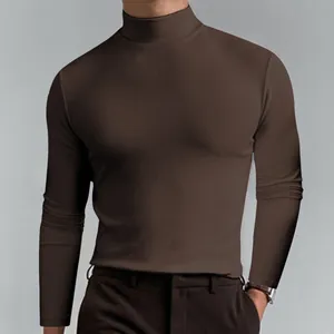 Primo piano di maglia da uomo marrone a dolcevita a maniche lunghe con vestibilità slim