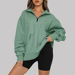 Felpa da donna oversize verde salvia con mezza cerniera e tasca a marsupio frontale