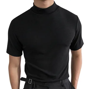 Primo piano di una maglietta da uomo nera slim fit a maniche corte con collo alto