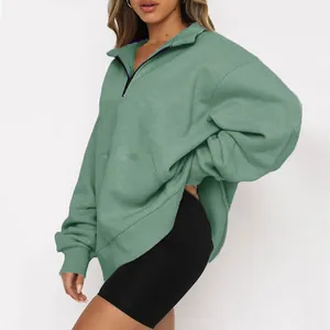 Dettaglio felpa oversize donna verde salvia con mezza zip e vestibilità sportiva