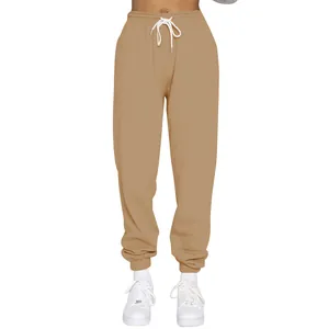 Detailansicht der khakifarbenen Damen-Jogginghose mit weichem Fleecefutter und Kordelzug
