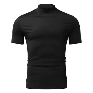Vista frontale di una maglietta a collo alto da uomo nera slim fit professionale
