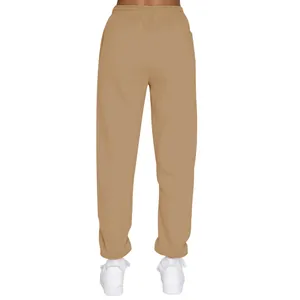 Rückansicht der mit Fleece gefütterten Damen-Jogginghose in Camel mit Bündchen.