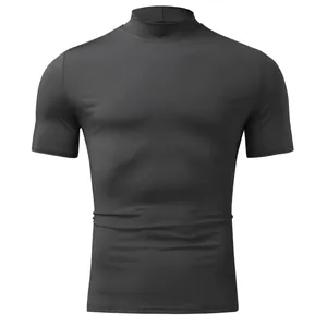 Primo piano della t-shirt a compressione da uomo grigio scuro con lupetto