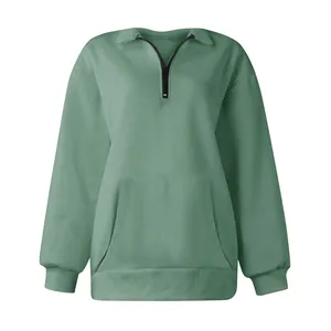 Vista frontale dettagliata di una felpa da donna verde salvia con mezza zip e tasca