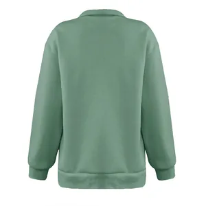Vista posteriore di una felpa da donna verde salvia con mezza zip e polsini a coste.