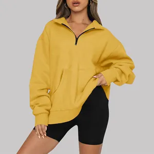 Dettaglio di una felpa gialla da donna con mezza zip e vestibilità comoda per l'autunno inverno