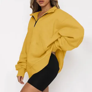 Vista dettagliata della felpa da donna gialla oversize con mezza cerniera trendy