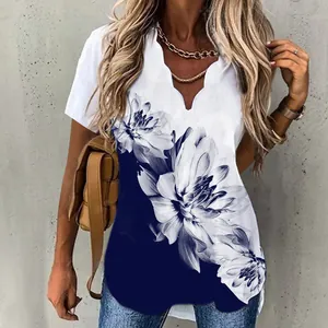 Chemise élégante à imprimé floral avec col en V ondulé unique et manches courtes.