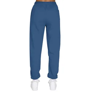 Rückansicht einer blauen fleecegefütterten Jogginghose mit elastischem Hosenbund.