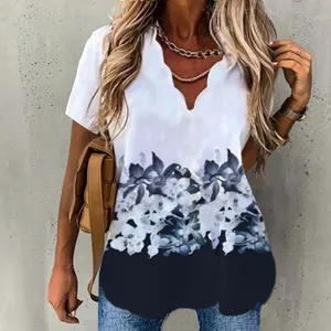 Gros plan d'une femme portant une blouse à fleurs avec un col en V ondulé élégant.