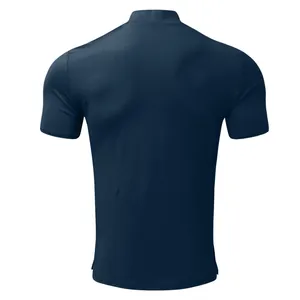 Vista posteriore di una maglia a maniche corte con lupetto blu navy da uomo