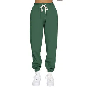 Detailansicht einer dunkelgrünen Fleece-Jogginghose mit elastischem Bund und Kordelzug