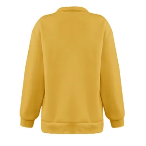 Vista posteriore dettagliata di una felpa pullover a maniche lunghe giallo senape da donna