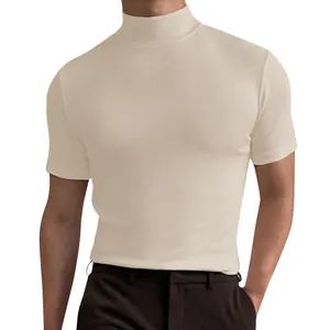 Vista dettagliata di una maglietta da uomo a collo alto dal taglio aderente in beige
