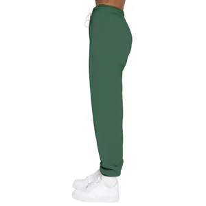 Seitenansicht einer dunkelgrünen Damen-Fleece-Jogginghose mit elastischem Bund und Kordelzug