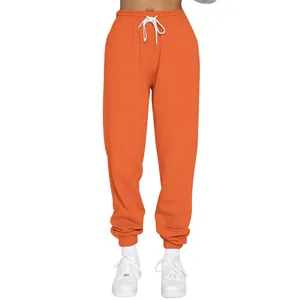 Vorderansicht einer orangefarbenen Fleece-Jogginghose mit weißem Kordelzug und Bündchen
