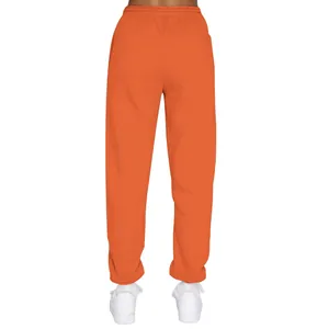 Rückansicht einer leuchtend orangefarbenen, locker sitzenden, fleecegefütterten Jogginghose