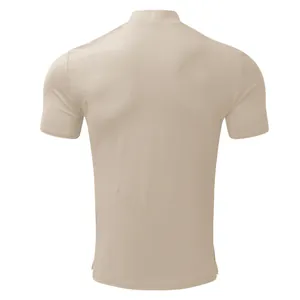 Vista posteriore di una t-shirt da uomo kaki a collo alto a maniche corte, stile casual slim fit