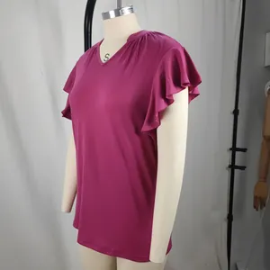 Vista lateral de camiseta fucsia con cuello en V y elegantes mangas con volantes