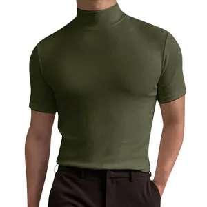 Dettaglio di t-shirt da uomo verde oliva con collo alto e maniche corte aderente