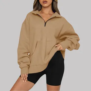 Dettaglio della felpa da donna color cammello con mezza zip e tasca frontale ampia