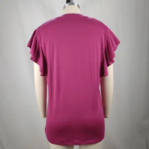 Vista posterior detallada de una camiseta magenta con cuello en V y elegantes mangas de volantes