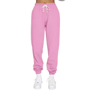 Nahaufnahme von rosa fleecegefütterten Jogginghosen mit elastischem Bund und Kordelzug