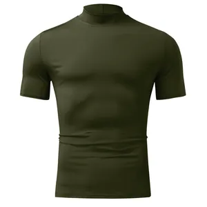 Primo piano di t-shirt da uomo slim fit verde oliva con collo a lupetto