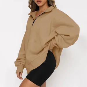 Dettaglio della felpa oversize kaki da donna con mezza zip e interno in morbido pile