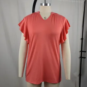 Camiseta coral con cuello en V para mujer con elegantes detalles de mangas de volantes.