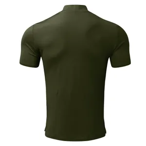 Vista posteriore di una t-shirt da uomo verde oliva scuro con collo alto e maniche corte