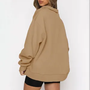Vista posteriore di una felpa oversize kaki con mezza zip da donna per l'autunno