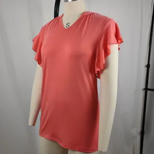 Detalle de camiseta de verano con cuello en V y volantes en color rosa coral