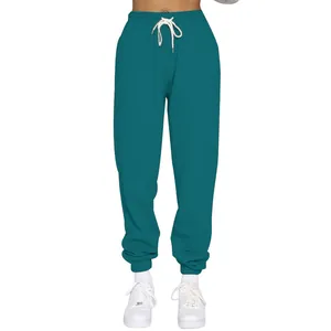 Detailansicht der petrolfarbenen Fleece-Jogginghose mit elastischem Bund und Kordelzug