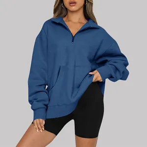 Felpa blu da donna con mezza zip e tasche per un look sportivo e casuale di tendenza