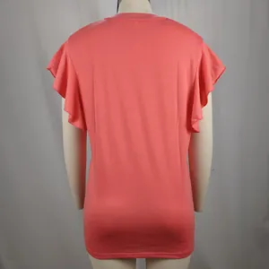 Vista trasera detallada de una camiseta coral sólido con elegantes mangas volantes