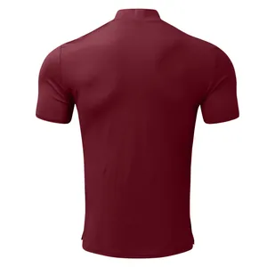 Vista posteriore di una t-shirt a maniche corte bordeaux da uomo, vestibilità slim fit