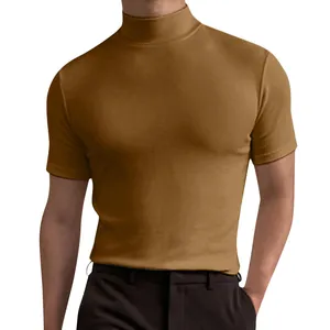 Vista frontale di una t-shirt da uomo a maniche corte con lupetto, vestibilità slim, color ocra