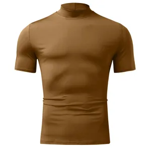 T-shirt da uomo marrone con collo alto a lupetto, maniche corte, vestibilità aderente
