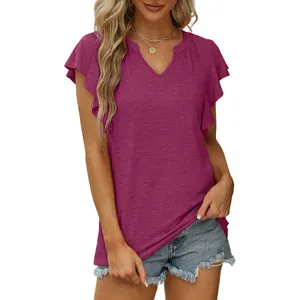 Primer plano de una elegante camiseta fucsia para mujer con cuello en V y volantes