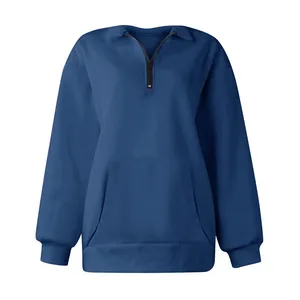 Dettaglio di una felpa blu scuro da donna con mezza zip e pratica tasca a marsupio