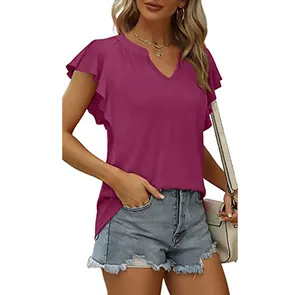Vista detallada de camiseta magenta para mujer con cuello en V y mangas con volantes