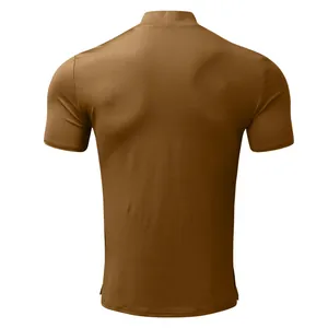 Vista posteriore di una t-shirt marrone a maniche corte con collo alto da uomo, slim fit