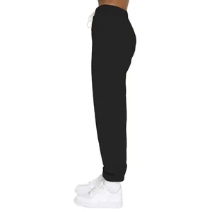 Seitenansicht bequemer schwarzer Jogginghosen mit Rippbündchen und Kordelzug an der Taille.