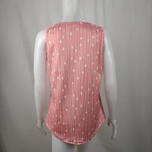 Rückansicht eines modischen rosa ärmellosen Tops mit weißem Punkt- und Linienmuster