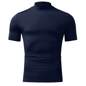 Vista dettagliata della t-shirt da uomo blu navy a collo alto e maniche corte