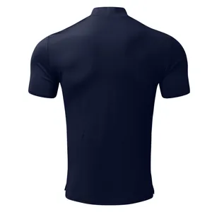 Vista posteriore di una t-shirt a maniche corte blu scuro slim fit con collo alto